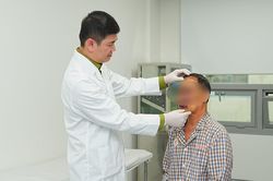 Loại bỏ khối u dị dạng trên mặt