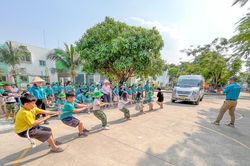 Học sinh Bình Dương thi kéo xe 16 chỗ trong Tuần lễ thể thao 2023