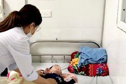 Cảnh báo nguy cơ ngộ độc do lạm dụng thuốc hạ sốt cho trẻ tại nhà