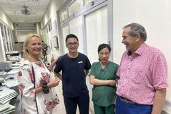 Bác sĩ điều trị cho vợ chồng người Anh mắc Covid-19: 'Chúng tôi là bạn từ ngày đó'