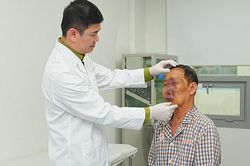 Khối u dạng chùm khổng lồ trên mặt người đàn ông suốt 20 năm