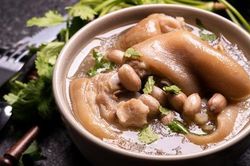 Ăn nhiều móng giò có đúng là khiến mẹ dồi dào sữa hay không?