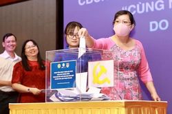 EVNHCMC hưởng ứng chương trình 'Cùng ngư dân thắp sáng đèn trên biển'