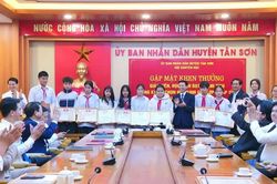 Phú Thọ: Trao thưởng 14 học sinh giỏi lớp 9 của huyện Tân Sơn đạt giải cấp tỉnh
