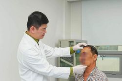 Bóc tách khối u như chùm nho trên mặt người đàn ông suốt 20 năm