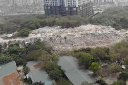 Hà Nội: 'Núi' rác tự phát 'tra tấn' người dân