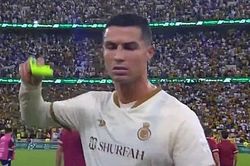 Ronaldo ném băng đội trưởng khi bị CĐV la ó