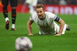 Harry Kane thất vọng khi Spurs lại trắng tay
