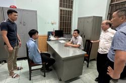 Thiếu tướng Nguyễn Sỹ Quang chỉ đạo giải cứu bé gái bị dọa đốt