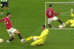 Bruno Fernandes 'may mắn' thoát thẻ đỏ sau pha phạm lỗi nguy hiểm với thủ môn Betis