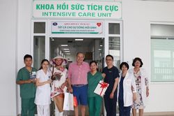 Hai bệnh nhân người Anh từng mắc COVID-19 trở lại thăm, cảm ơn y, bác sĩ Việt Nam