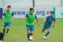 Ông Philippe Troussier nắn từng động tác cho các tuyển thủ Việt Nam