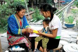 Vận động chính sách hỗ trợ đội ngũ cô đỡ thôn bản ở các vùng khó khăn