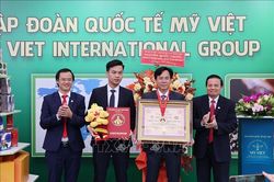 Trao Chứng nhận kỷ lục 'Hộp cà phê hòa tan lớn nhất Việt Nam'