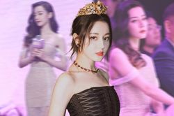 Chọn trang phục 'khó nhằn', sắc vóc Địch Lệ Nhiệt Ba qua camera thường khiến ai cũng xuýt xoa