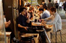 Tránh xa người có 4 biểu hiện này trên bàn ăn