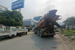 Hà Nội: Cận cảnh hàng trăm xe 'xếp lốt' chờ đợi tại các trung tâm đăng kiểm