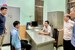 Bắt khẩn cấp đối tượng dùng xăng khống chế cháu bé 4 tuổi để đòi nợ