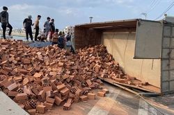 Xe tải chở gạch mất thắng, 4 người thương vong