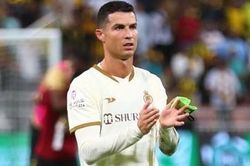 Clip Ronaldo đá văng chai nước sau khi khán giả hô vang Messi