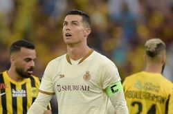 Cổ động viên gọi tên Messi, Ronaldo nổi giận đá bay chai nước