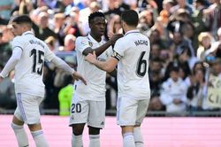 Bị thủng lưới bất ngờ, Real Madrid thắng ngược đầy bản lĩnh khiến Barca lo lắng