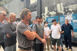 Hai ngôi sao Hollywood đến thăm di tích Nhà tù Hỏa Lò