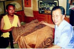 Người đàn ông mua chăn cũ hơn 300 triệu, vừa bán trao tay giá lên 400 tỷ đồng
