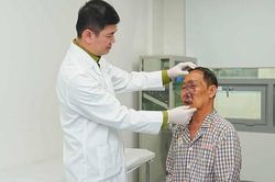 Bóc tách khối u như 'chùm nho' trên mặt nam bệnh nhân 74 tuổi