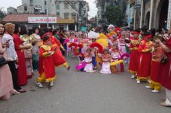 Tản văn Cuối tuần: Thấm thía hội làng