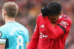 Casemiro nhận thẻ đỏ trực tiếp, MU gồng mình chống đỡ trước đội bóng bét bảng