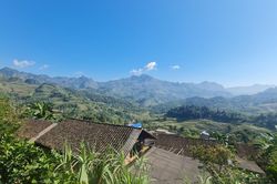 Cần bảo tồn nghề làm ngói đất của người Nùng Dín
