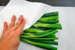 Bảo quản rau đừng cho thẳng vào tủ lạnh, cho thêm 1 tờ giấy ăn vào rau để cả tháng vẫn tươi