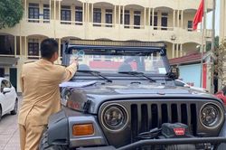 Xử phạt 5 xe Jeep 'tung tăng' trong Lễ hội Áo dài