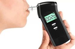 Cẩn thận tiền mất tật mang vì máy đo nồng độ cồn giá rẻ