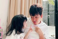 Xinh giống mẹ Nhã Phương nhưng bé Destiny lại có đặc điểm y hệt Trường Giang