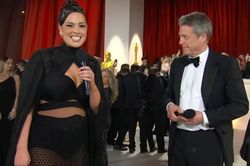 Tài tử Hugh Grant bị chê thô lỗ với MC trên thảm đỏ Oscar