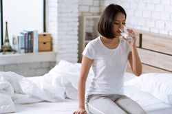 Lý do nên uống nước sau khi thức dậy vào buổi sáng