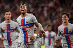 VAR giúp Barcelona thắng kịch tính phút cuối, xây chắc ngôi đầu bảng