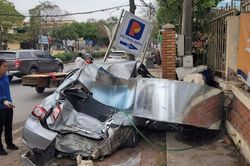 Cuộn thép trên xe đầu kéo rơi, đè ô tô con bẹp dúm