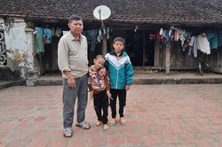 Cha già 60 tuổi xin giúp con trai chữa bệnh u não