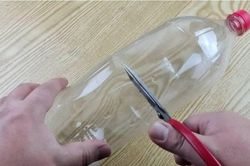 Cắt đôi chai nhựa để vào bồn rửa bát bạn sẽ thấy điều bất ngờ ai cũng muốn học theo