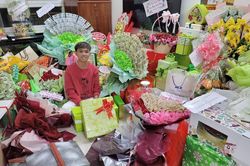 Lâu lâu lộ diện, Hồ Văn Cường gây xôn xao khi ngồi giữa đống tiền, quà lấp kín cả căn phòng