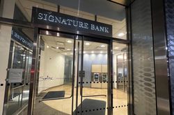 Ngân hàng Signature của Mỹ phá sản ngay sau vụ sụp đổ của SVB