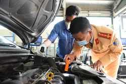 Cảnh sát giao thông hỗ trợ công tác đăng kiểm