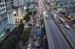 Rào chắn tiếp tục mọc thêm khiến đường vành đai 3 tắc cứng