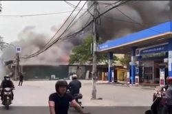Cháy kho vật liệu trên đường Hữu Hưng, Tây Mỗ
