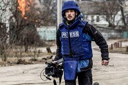Cuộc sống khắc nghiệt của các nhà báo trên tiền tuyến ở Ukraine