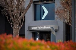 Vụ SVB phá sản: Apollo, Blackstone 'để ý' tới các khoản cho vay của SVB