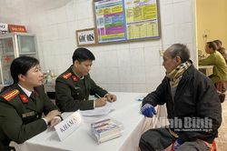 Bệnh viện Công an tỉnh tổ chức khám sức khỏe, cấp thuốc miễn phí, tặng quà tại huyện Yên Mô